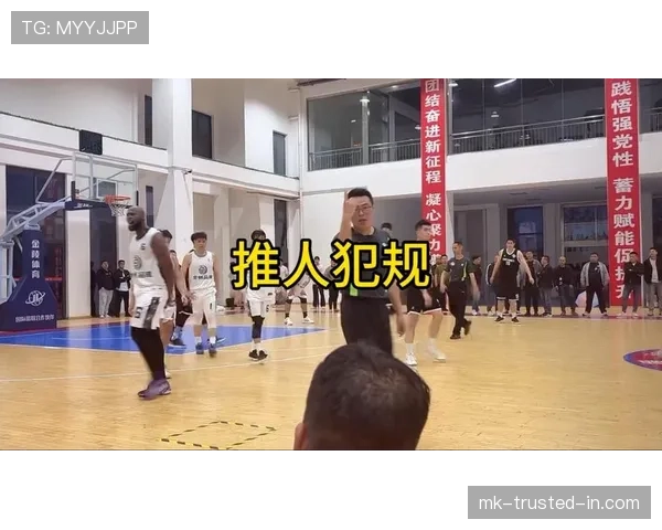 犯规判定规则详解：裁判如何依据动作性质决定处罚